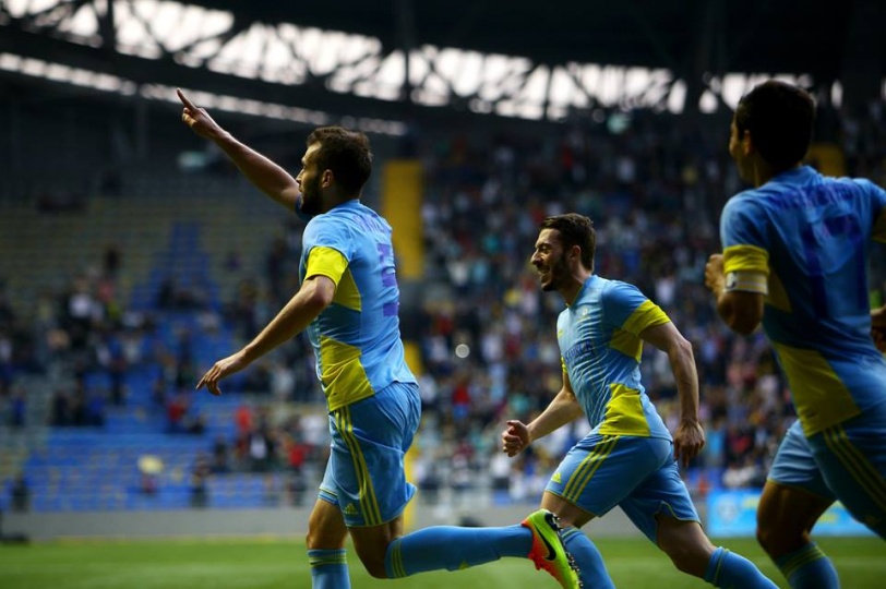 Игроки Астаны празднуют победный гол в ворота Жальгириса, sportsffa.kz