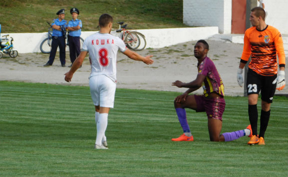 Нвамора заработал на Кошке пенальти для Ингульца, фото fc-ap.com.ua