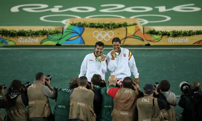 Марк Лопес и Рафаэль Надаль с медалями, rio.itftennis.com
