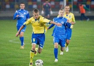 Володимир Пришнівський (в центрі в синьому) проти земляків, фото fc.ternopil.ua