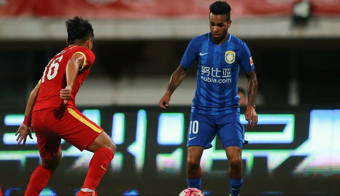 Алекс Тейшейра с мячом, фото sports.sina.com.cn