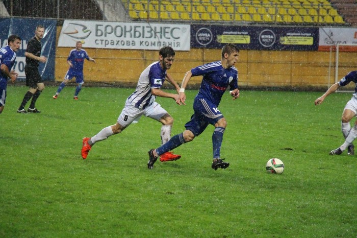 Один из лучших игроков матча, сумчанин Брикнер (с мячом), фото И.Багаевой, fc.sumy.ua