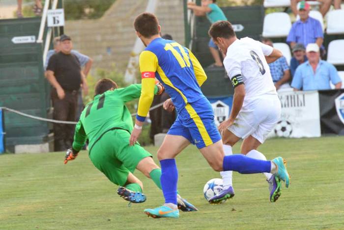 Капитан зарянцев Райчев иной раз обыгрывал по полкоманды соперников, фото fcbalkans.com.ua