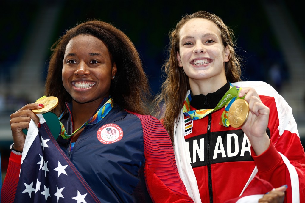 Симони и Пенни со своими золотыми наградами, Getty Images