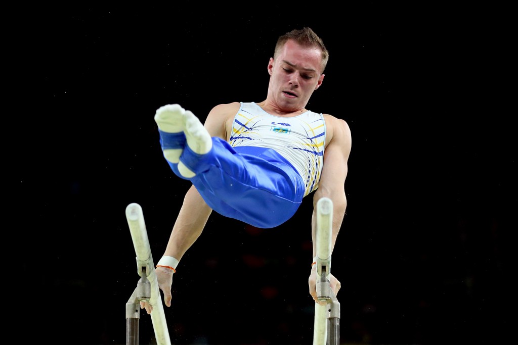 Олег Верняев выполняет свою золотую попытку на брусьях, Getty Images
