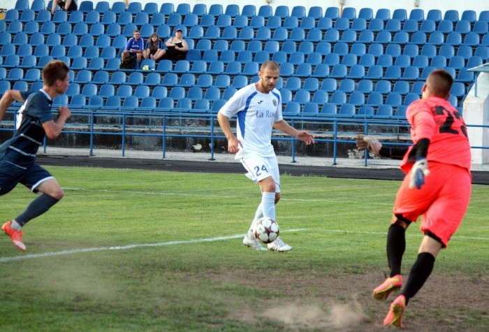 Кравченко (в центре) тоже забил подолянам, фото fczhemchuzhina.od.ua