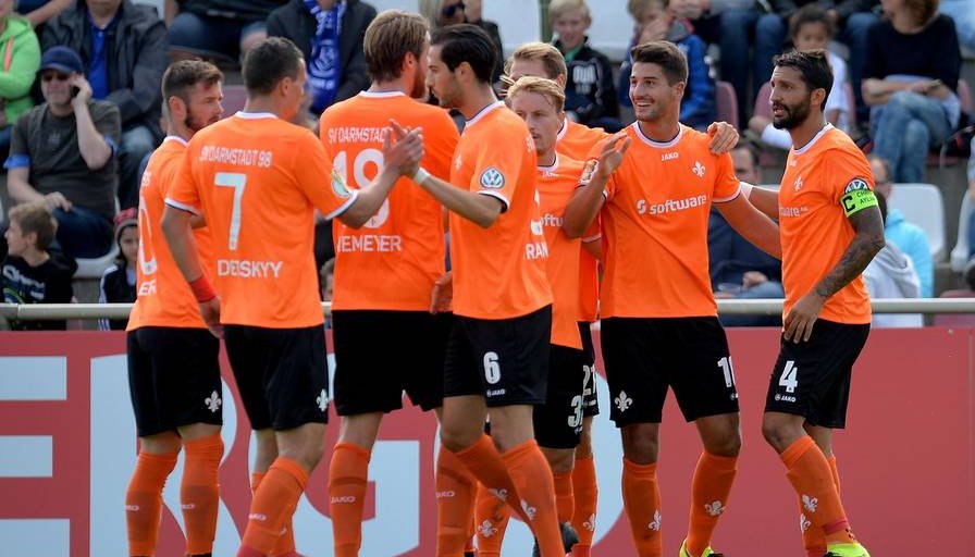 Дармштадт с Федецким празднуют очередной гол, sv98.de