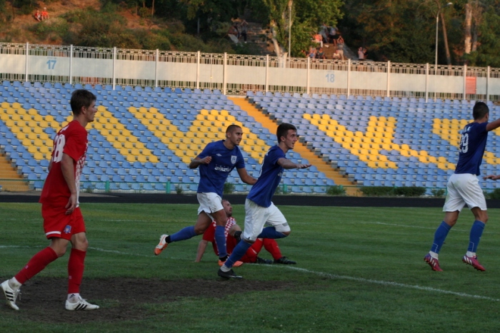 Валерий Рогозинский (в центре) мчится праздновать свой победный гол, фото mfc.mk.ua