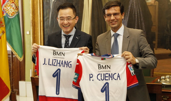 reunion-Jiang-Lizhang-presidente-GranadaCF-y-Paco-Cuenca-AlexCamara-5
