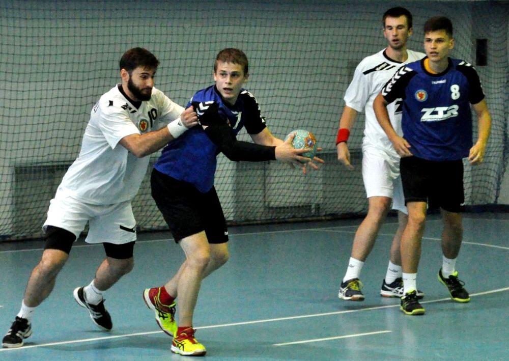 ЗТР (в синем) в атакует в матче против Буревестника, handball.net.ua