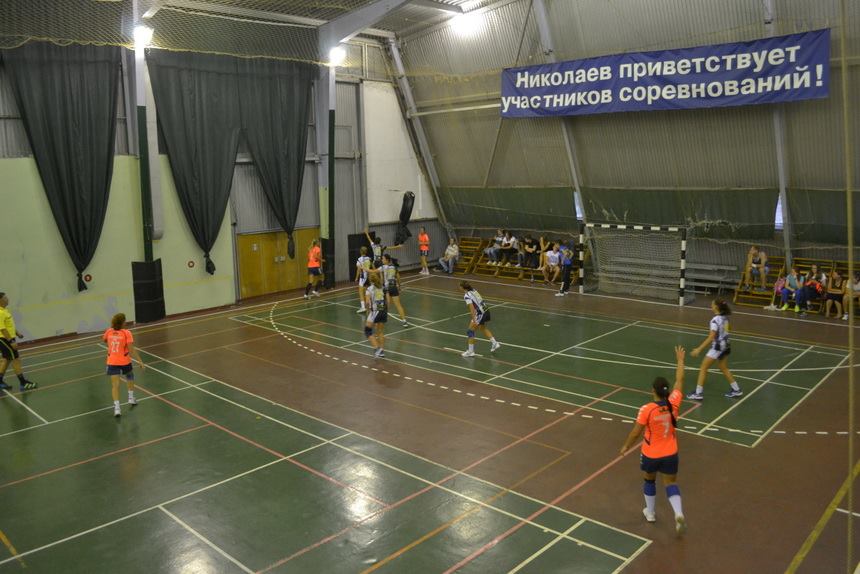 Реал в первом туре принимал чемпионок Украины Галичанку (в оранжевом), realmk.com.ua