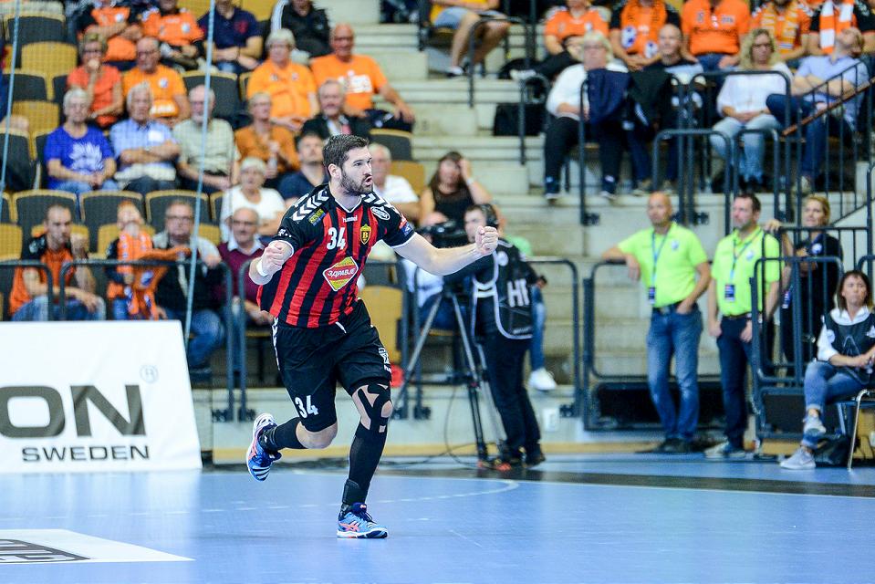 Игрок Вардара празднует гол в матче против Кристианстада, ehfcl.com