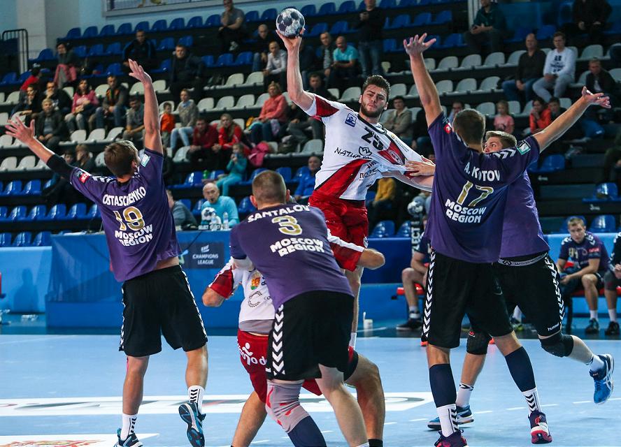 Натурхаус Ла-Риоха (в атаке) не сумела выиграть в России, ehfcl.com