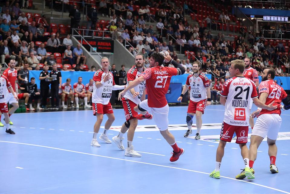Один из голов Динамо в ворота Холстебро, ehf.eu
