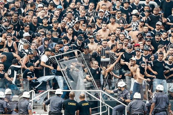 SAO PAULO - SP - 17/09/2016 - BRASILEIRO A 2016/CORINTHIANS X PALMEIRAS - Torcedores do Corinthians brigam com a policia militar durante partida contra o Palmeiras pelo Campeonato Brasileiro de 2016 na Arena Corinthians. Foto: Marcello Zambrana/AGIF
