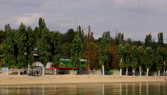 Залізниця в маріупольський порт тягнеться прямо біля пляжу - не зовсім звичайний антураж для пляжного відпочинку, фото Максим Сухенко