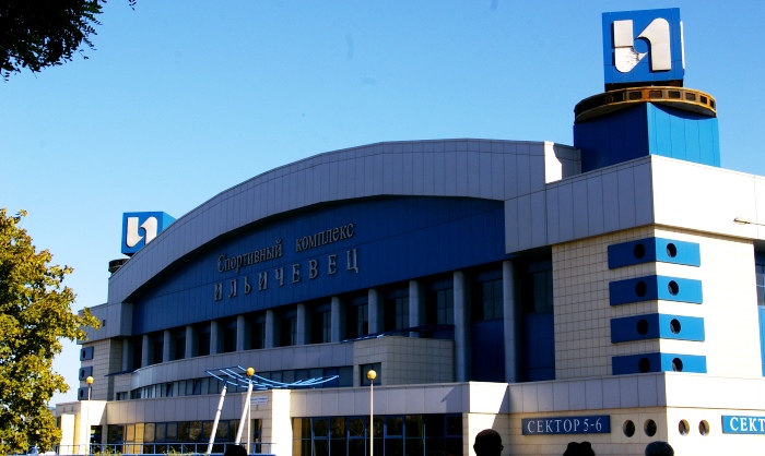 Той самий один з небагатьох критих манежів в Україні, який є частиною спортивного комплексу Іллічівець, фото автора