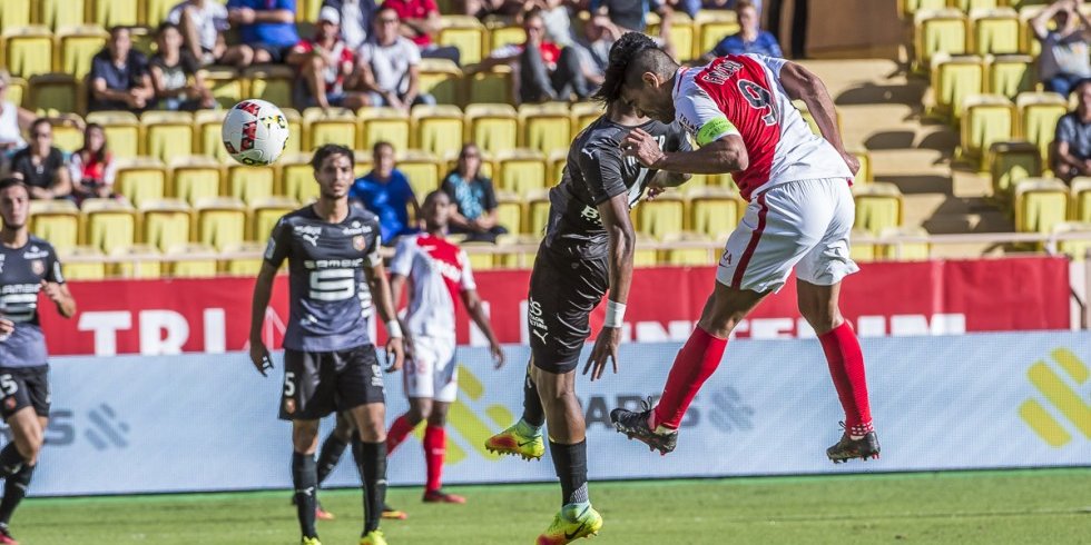 Фалькао забивает первый гол в ворота Ренна, asmonaco.com