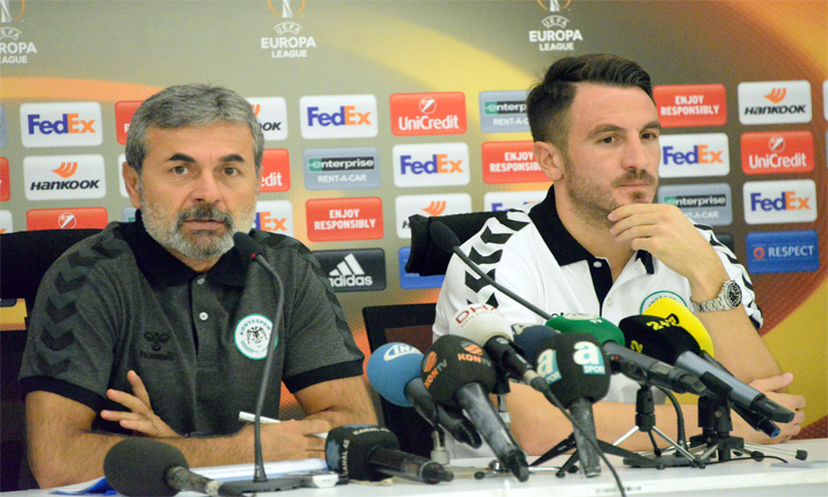 Айкут Коджаман (слева), konyaspor.org.tr