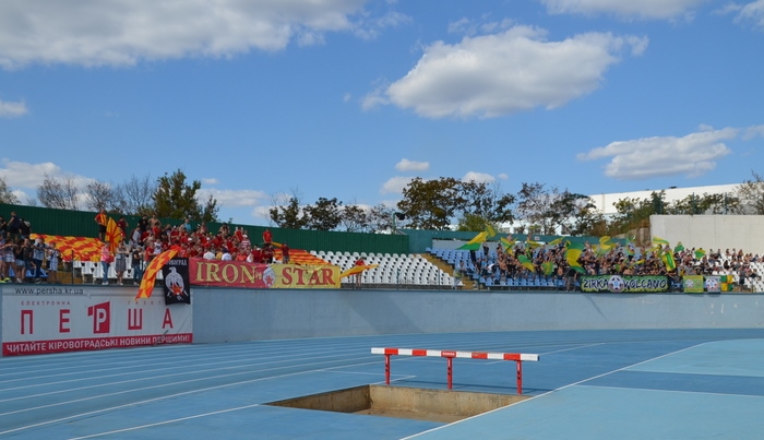 Два фан-сектора однієї команди, фото Дмитра Васильєва