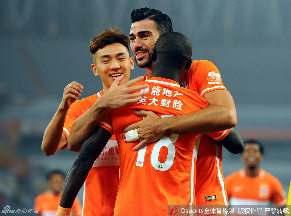 Пелле поздравляет Сиссе с голом, sports.sina.com.cn