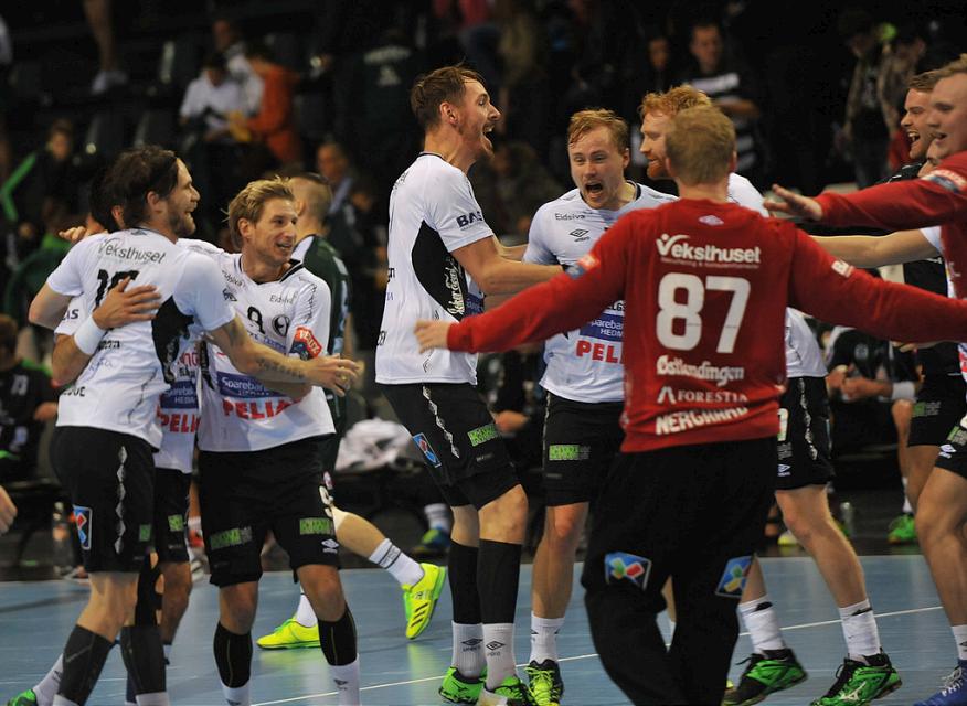 Гандболисты Эльверума празднуют после победы над Татраном, ehf.eu