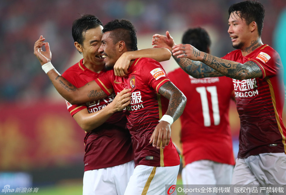 Паулиньо празднует гол, sports.sina.com.cn