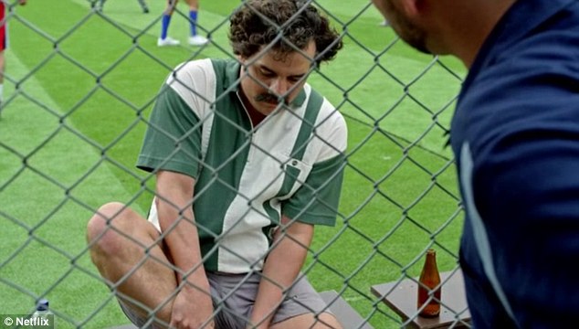 Кадр с Narcos. Эскобар в футболке Атлетико Насьональ