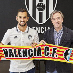martin-montoya-160801-signs-valencia-300