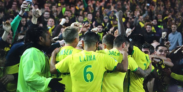 Игроки Нанта празднуют победу над Анже со своими болельщиками, fcnantes.com