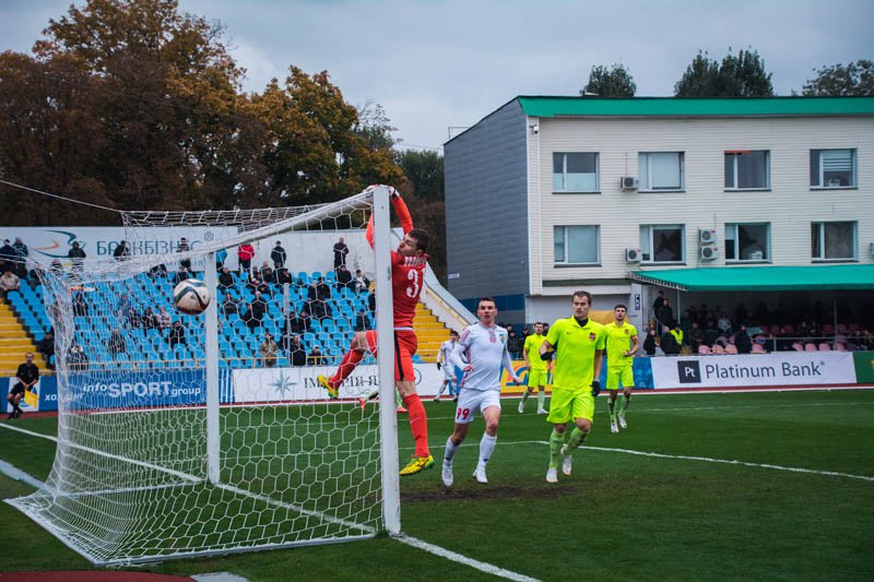 Вратарь Гелиоса Евгений Волынец провожает мяч за пределы поля, ckdnipro.com.ua