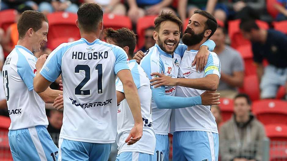 Партнеры поздравляют Милоша Нинковича с голом, a-league.com.au