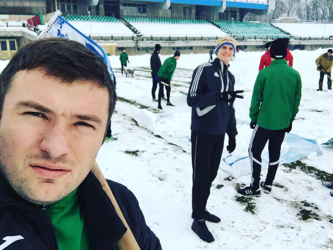 Владимир Боришкевич вместе с остальными игроками Тепловика тоже вышел на толоку, фото ФК Тепловик