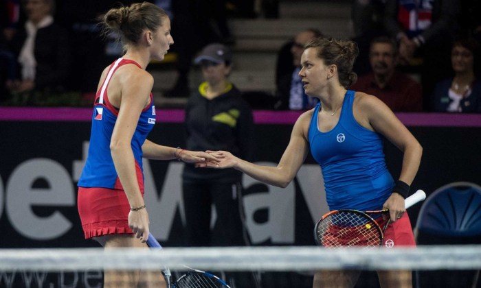 Каролина Плишкова и Барбора Стрыцова, fedcup.com