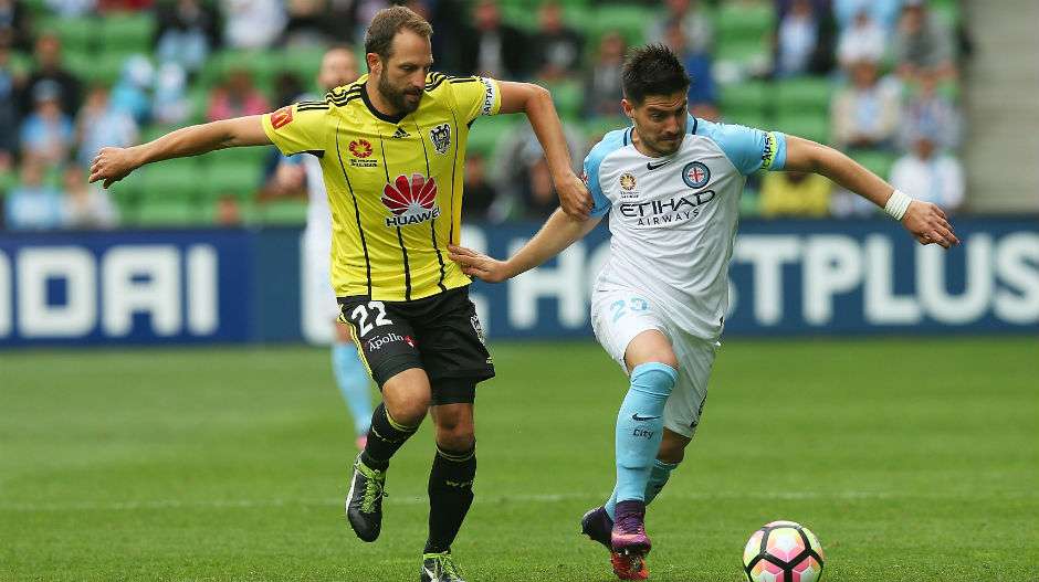 Дюранте (слева) против Форнароли (справа), a-league.com.au