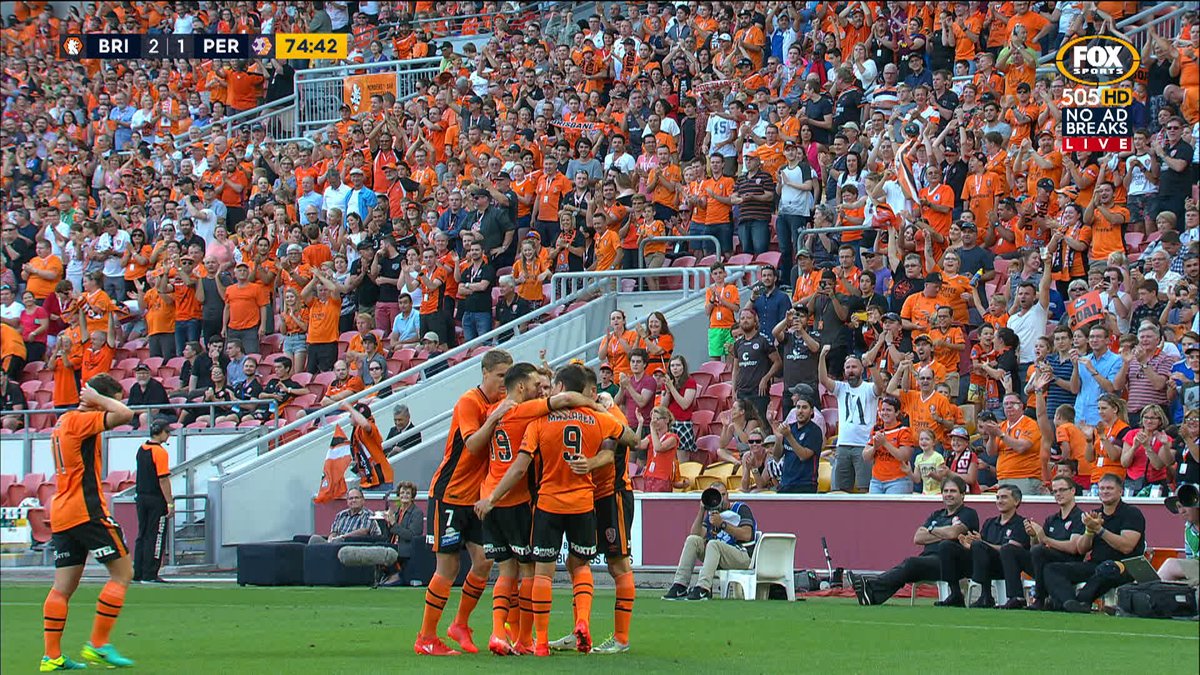 Брисбен Роар празднует гол Борелло, a-league.com.au
