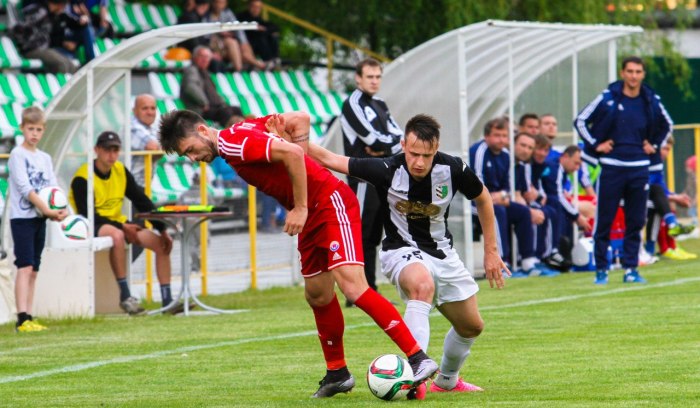 Богдан Кушниренко (в черно-белом) забивал родному клубу, фото fc-poltava.at.ua