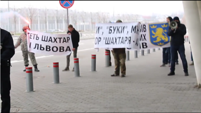 Шахтер в аэропорту встретили люди с баннерами "Вон из Львова" - Другая сторона