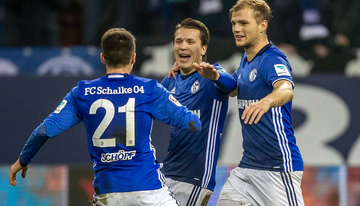 Евгений Коноплянка (в центре), schalke04.de