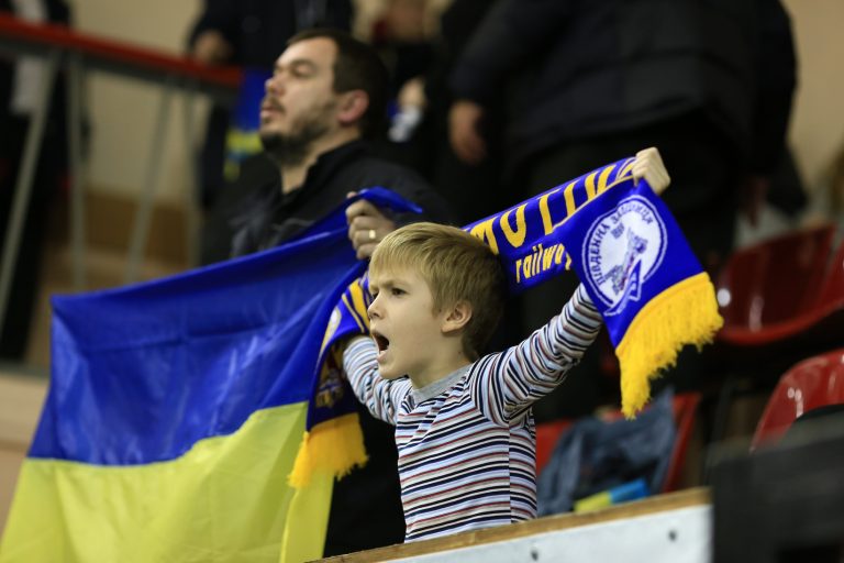 На трибунах волейбольного матчу Локомотиву можна було побачити чимало дітей, vk.com/vclokomotivkharkiv
