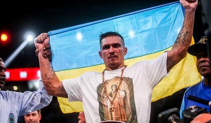 Александр Усик досрочно победил Табисо Мчуну - Бокс