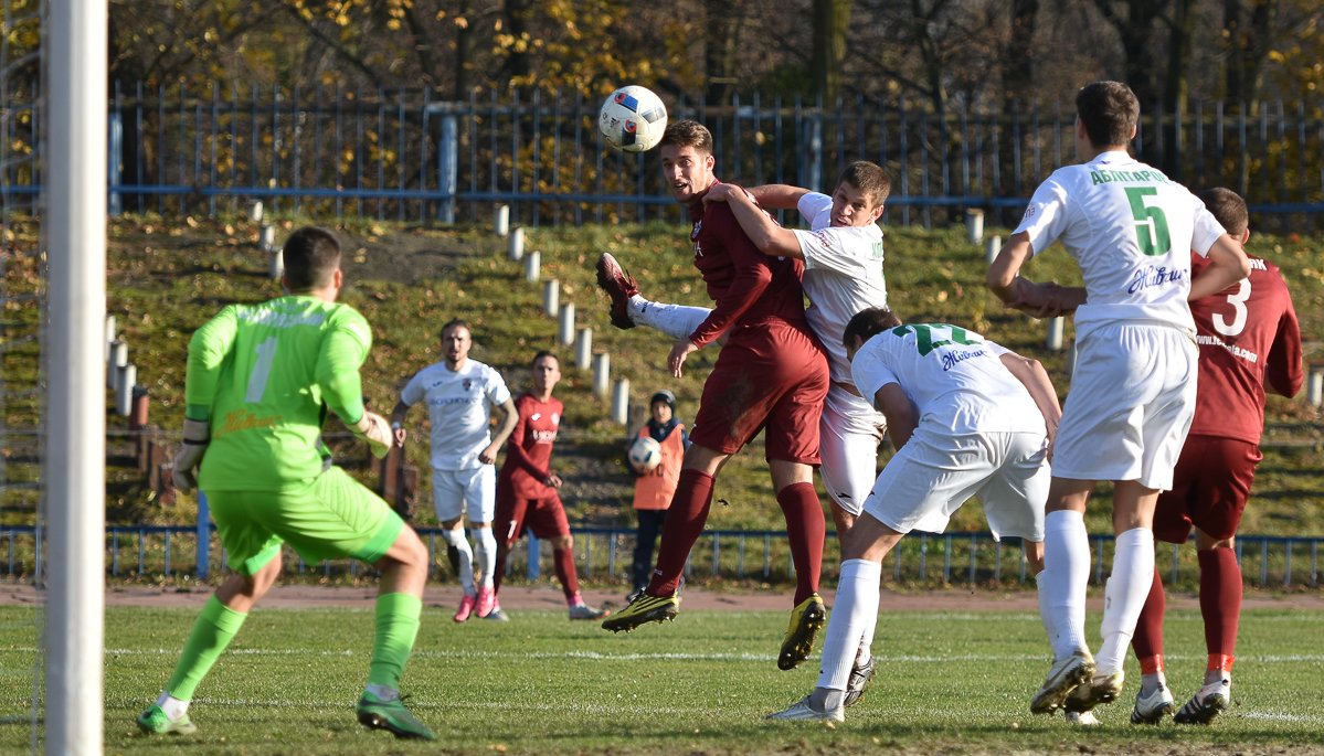 Валерий Бондаренко в окружении оболонцев, fcskala.com