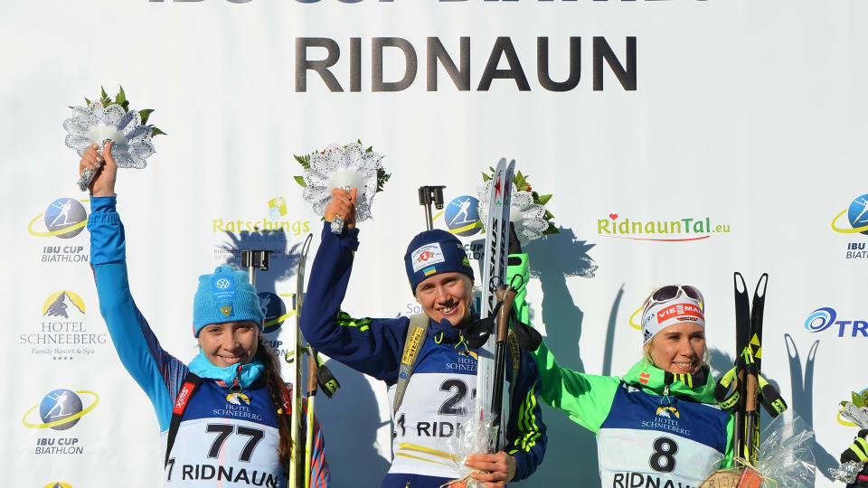 Меркушина (по центру) на подиуме спринтерской гонки Кубка IBU, biathlonworld.com