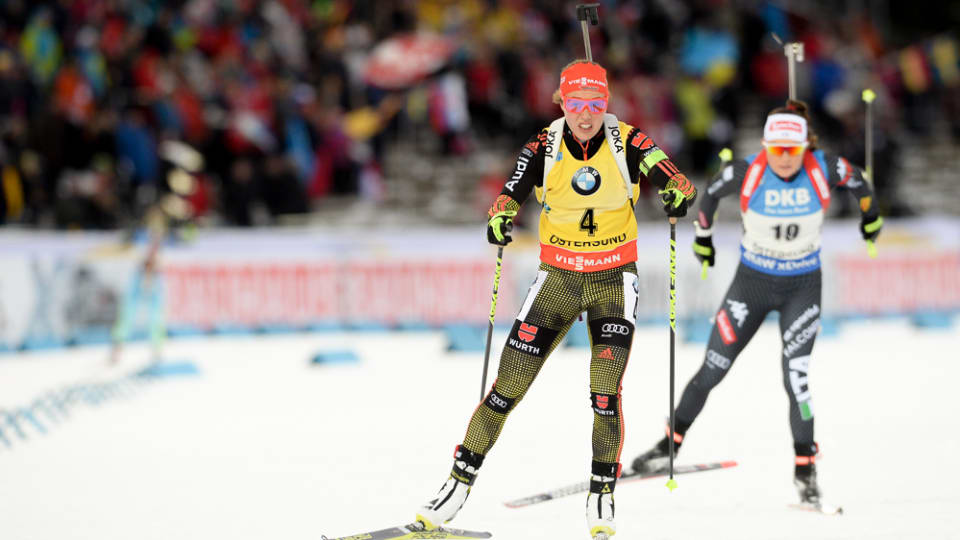 Лаура Дальмайер едет за серебром пасьюта в желтой майке лидера, biathlonworld.com