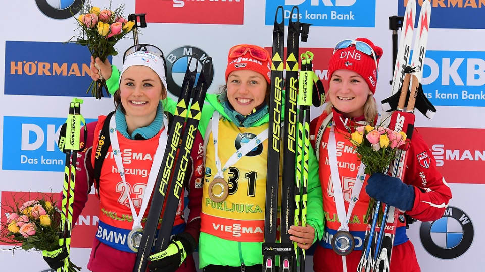 Жюстин Бреза (слева) на дебютном подиуме Кубка мира, biathlonworld.com