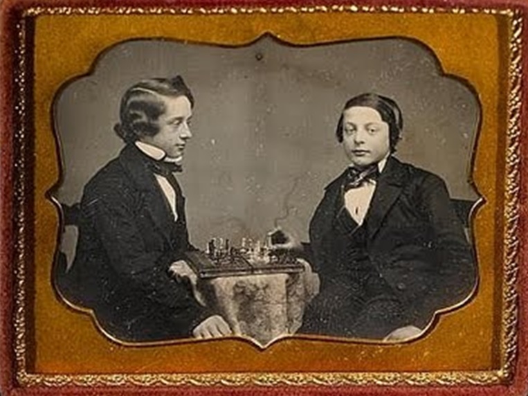 Юный Морфи (слева) играет в шахматы с одним из товарищей, smithsonianmag.com