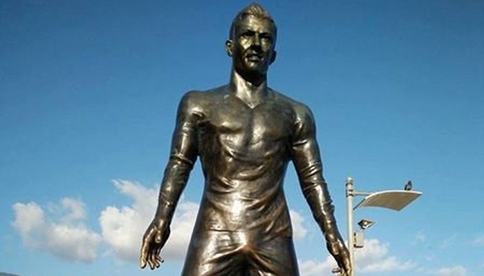 Пять жутких статуй, сделанных в честь известных футболистов - Другая сторона