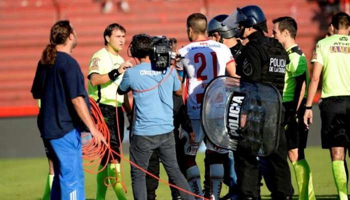 Судья прервал матч чемпионата Аргентины из-за угроз болельщиков - Чемпионат Аргентины
