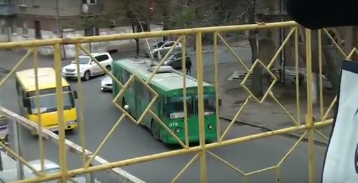 Вратарь Руха попал мячом в троллейбус - Другая сторона