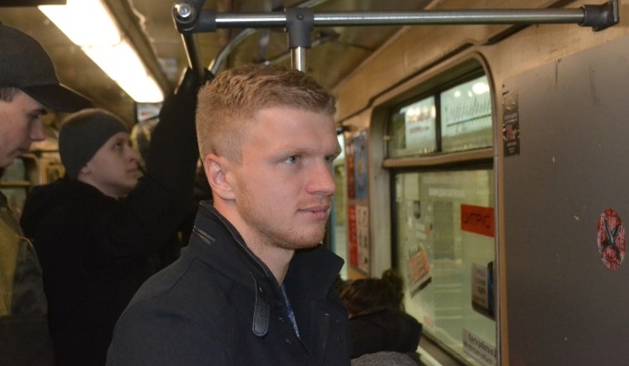 Полузащитник Динамо Корзун покатался в метро - Другая сторона